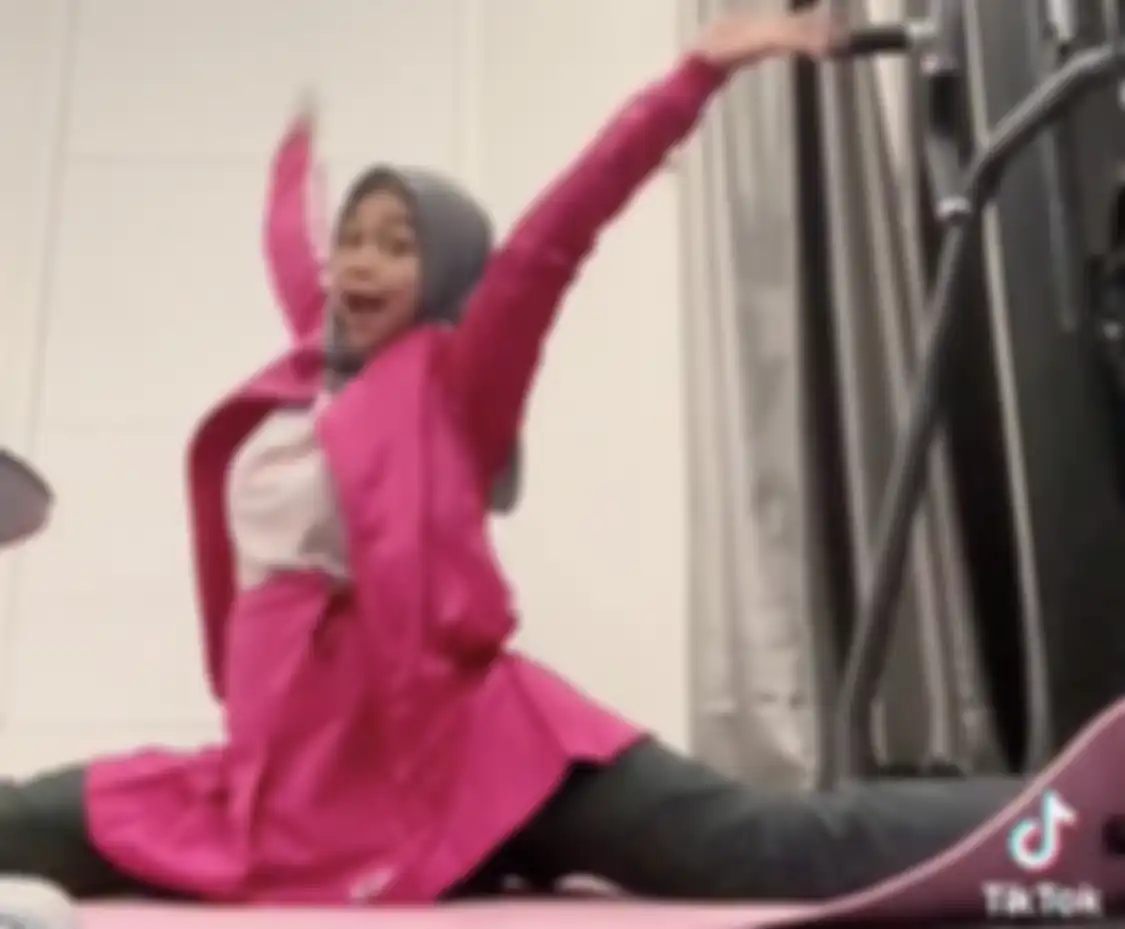 Ria Ricis membeberkan alasan dia lakukan aksi split di tengah kondisi hamil tua. Alasan istri Teuku Ryan bikin syok netizen.