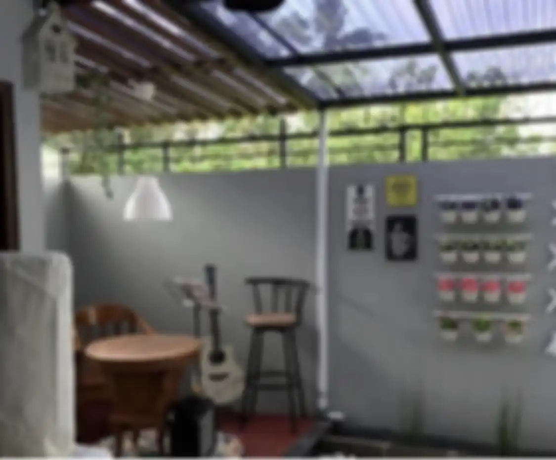 Desain atap dapur kecil sengaja dibuat dengan model begini agar bebas sumpek. Foto hasilnya jadi inspirasi. 