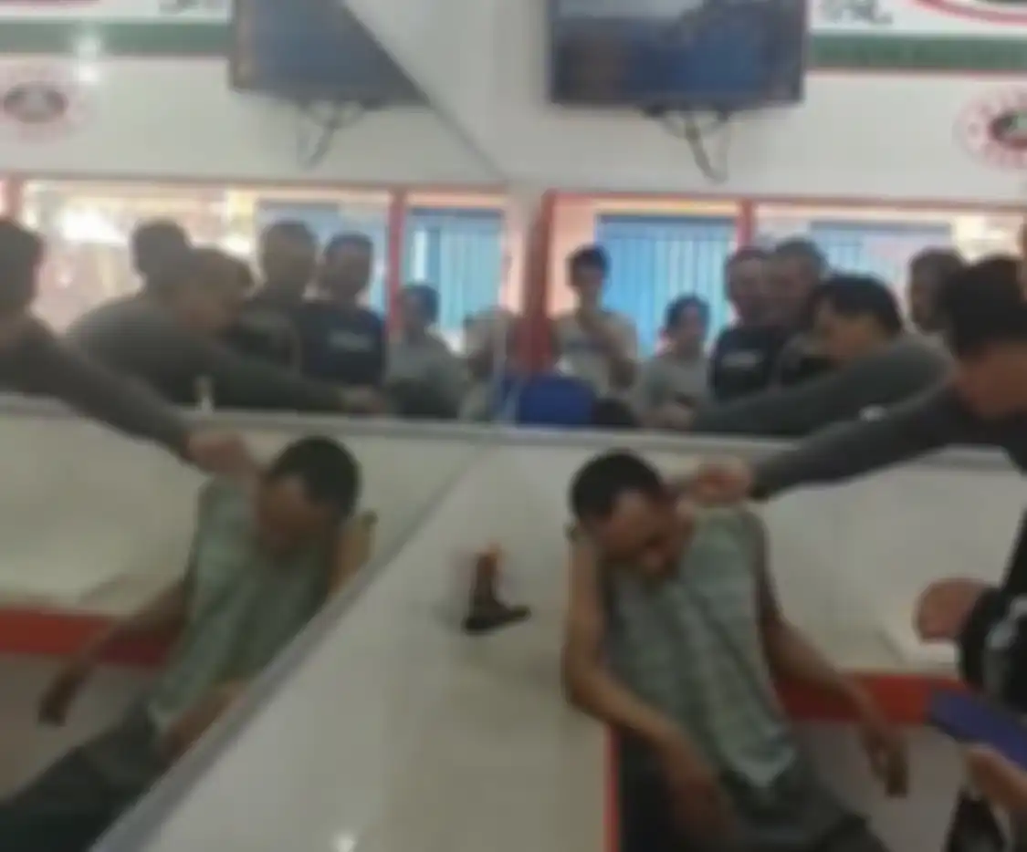 Bos warteg di Cikarang Bekasi nyaris dihajar massa yang geram atas perbuatan bejatnya. Pelaku diduga memerkosa pegawainya sendiri. 