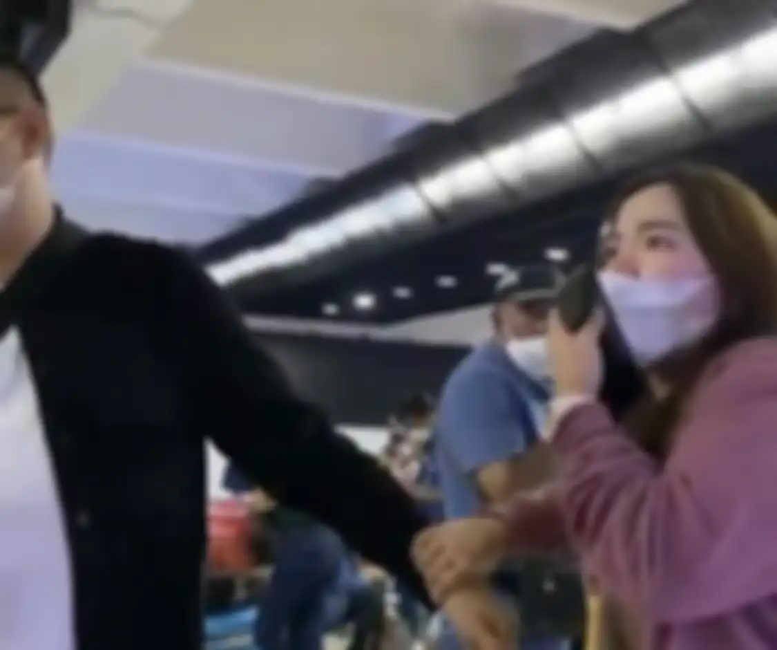 Berbarengan video terkait wanita muda yang menunjuk-nunjuk hingga memaki ibu Arteria Dahlan viral, netizen singgung karma anggota DPR.
