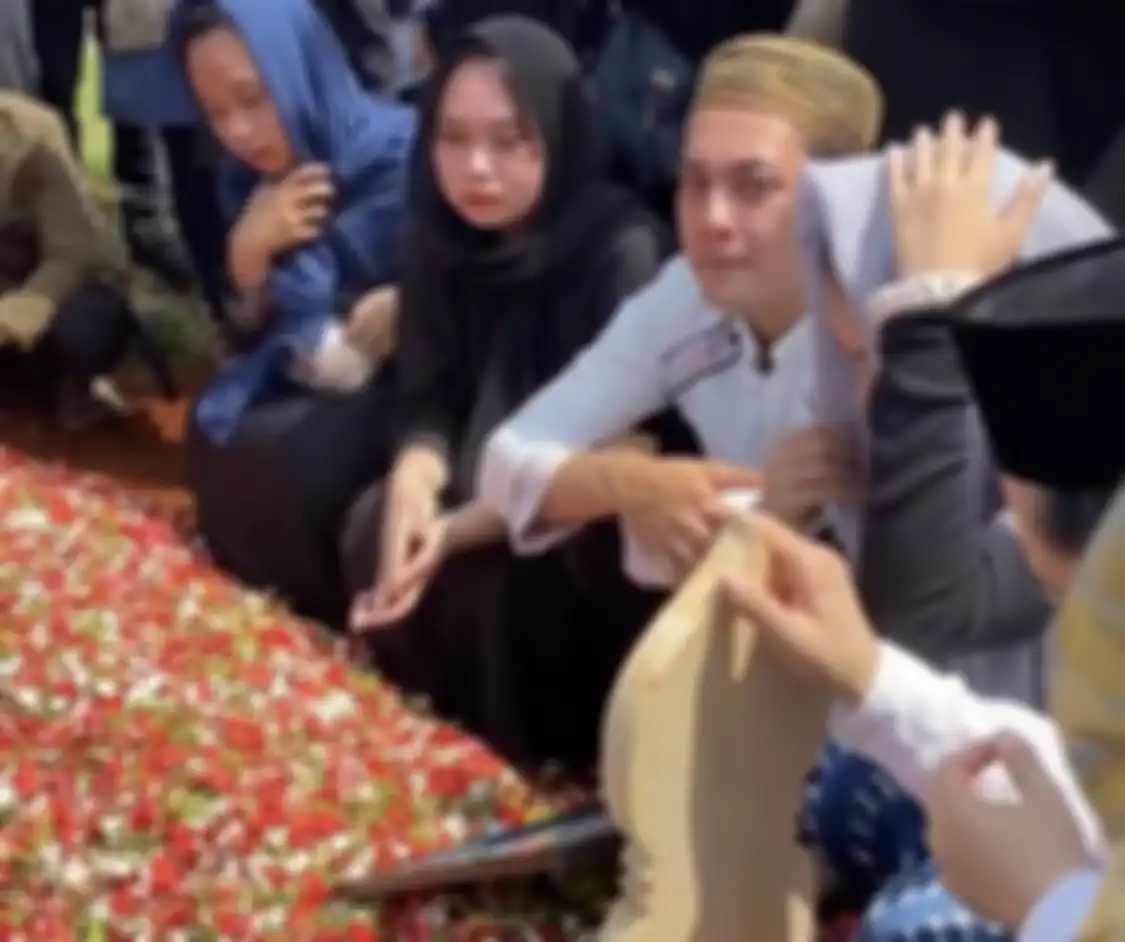Indra Bruggman ikut hancur melihat foto permintaan terakhir sosok tercinta, ibunda Kiki Farrel, yang juga dikenal sebagai sahabatnya.