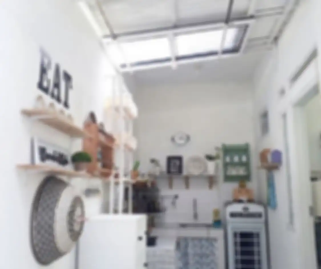 Desain atap dapur kecil sengaja dibuat dengan model begini agar bebas sumpek. Foto hasilnya jadi inspirasi. 
