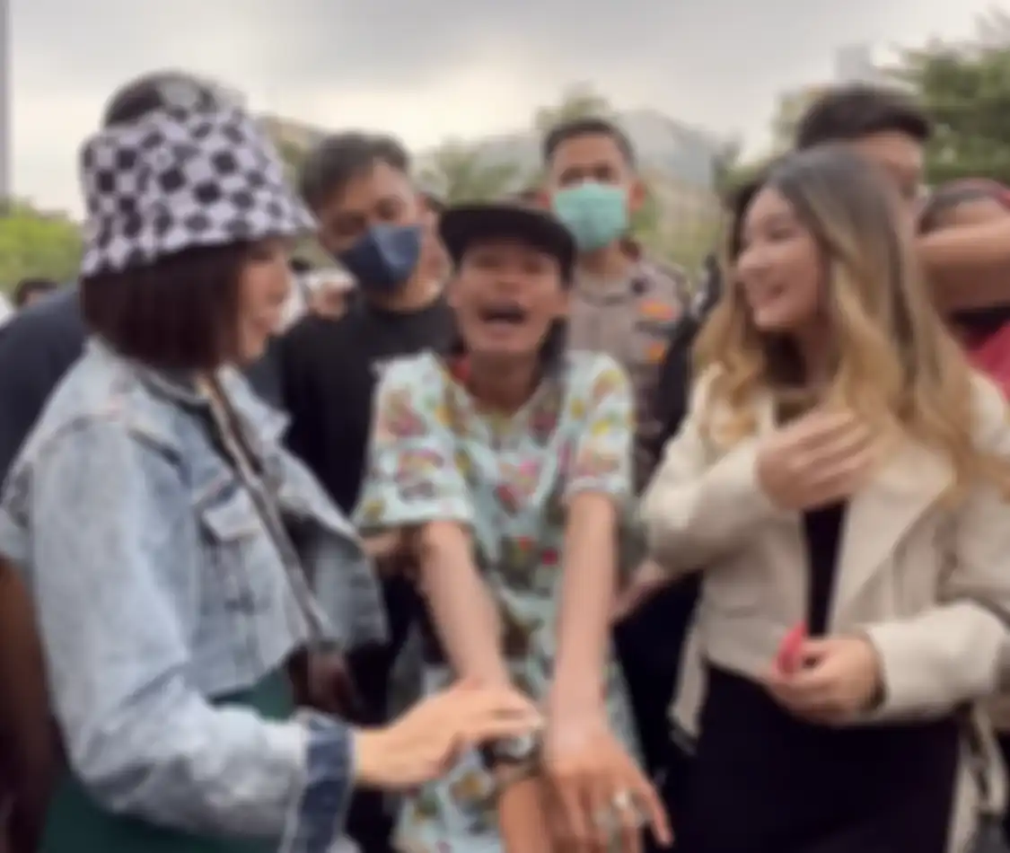 Gisel malah dibilang mirip Jeje dalam kondisi begini. Ibunda gempi sempat mengelus-elus Bonge di Citayam Fashion Week. 