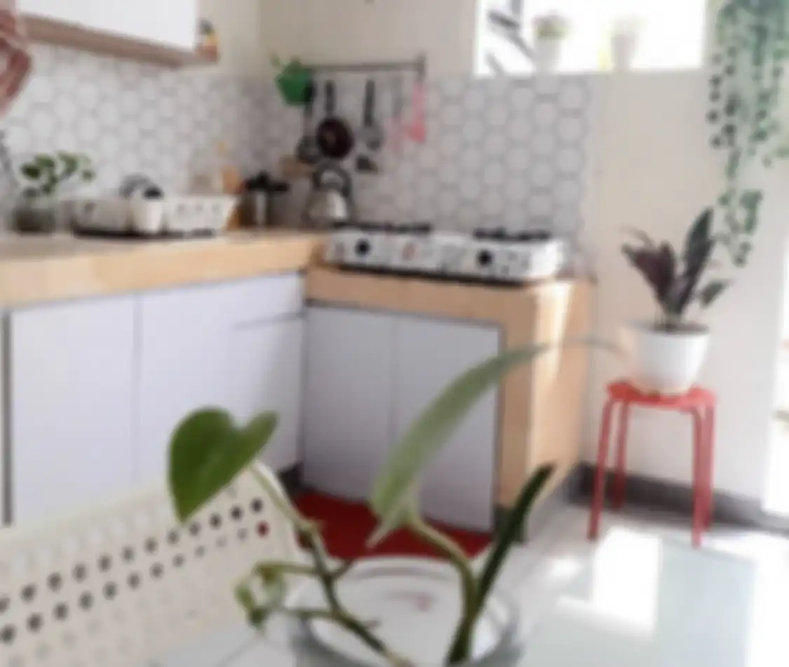Ini desain dapur sempit nan nyaman yang cocok buat diaplikasikan di rumah subsidi. 7 foto inspirasinya bikin jatuh hati. 