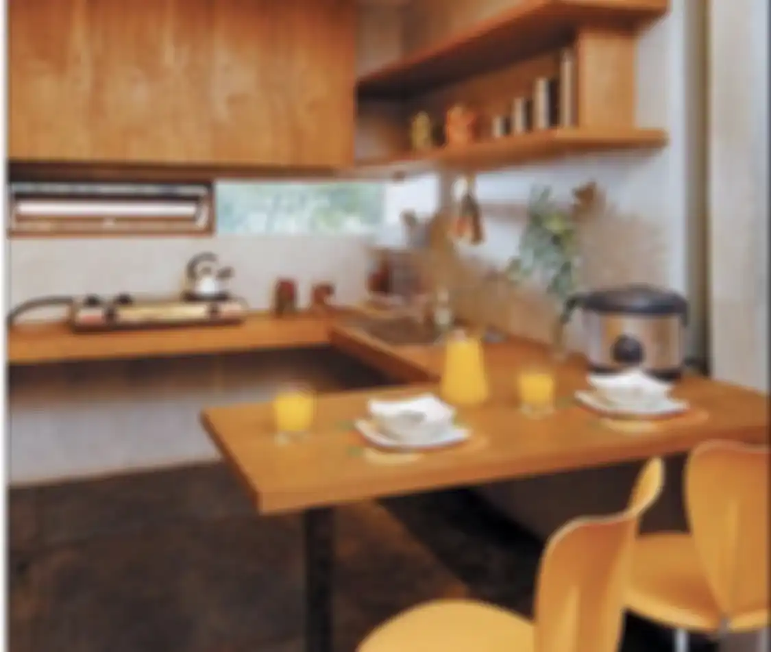 Desain meja makan mengubah aura dapur sempit menjadi hangat nan nyaman. Intip yuk 6 foto hasil aplikasinya. 