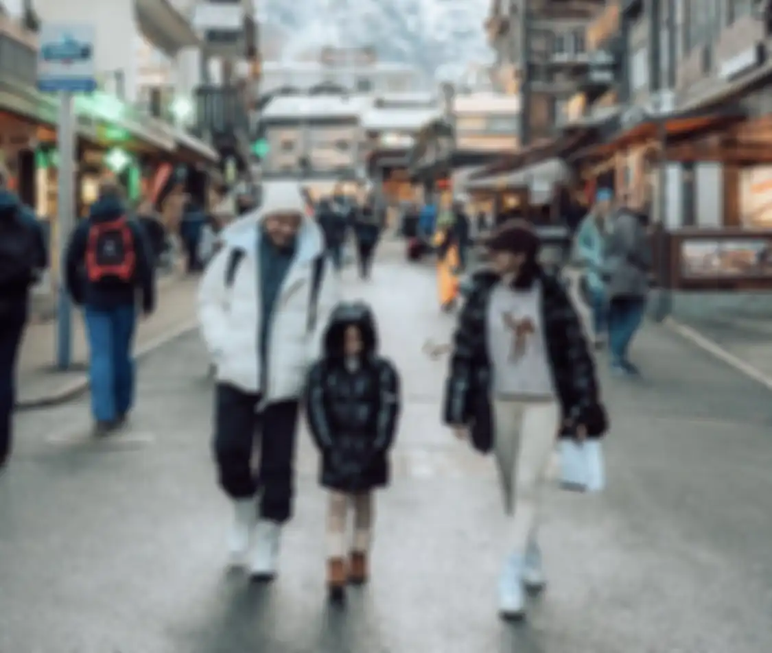 Gisel membalas tatapan Gading dengan hangat saat berjalan bersama Gempi di Swiss.