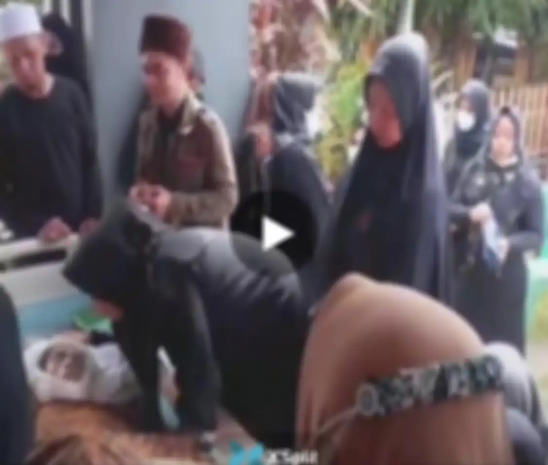 Kiki Farrel menangis tersedu di depan jenazah ibunda yang meninggal dunia di hari Kamis pagi. Dia sempat unggah foto kondisi sang ibunda.