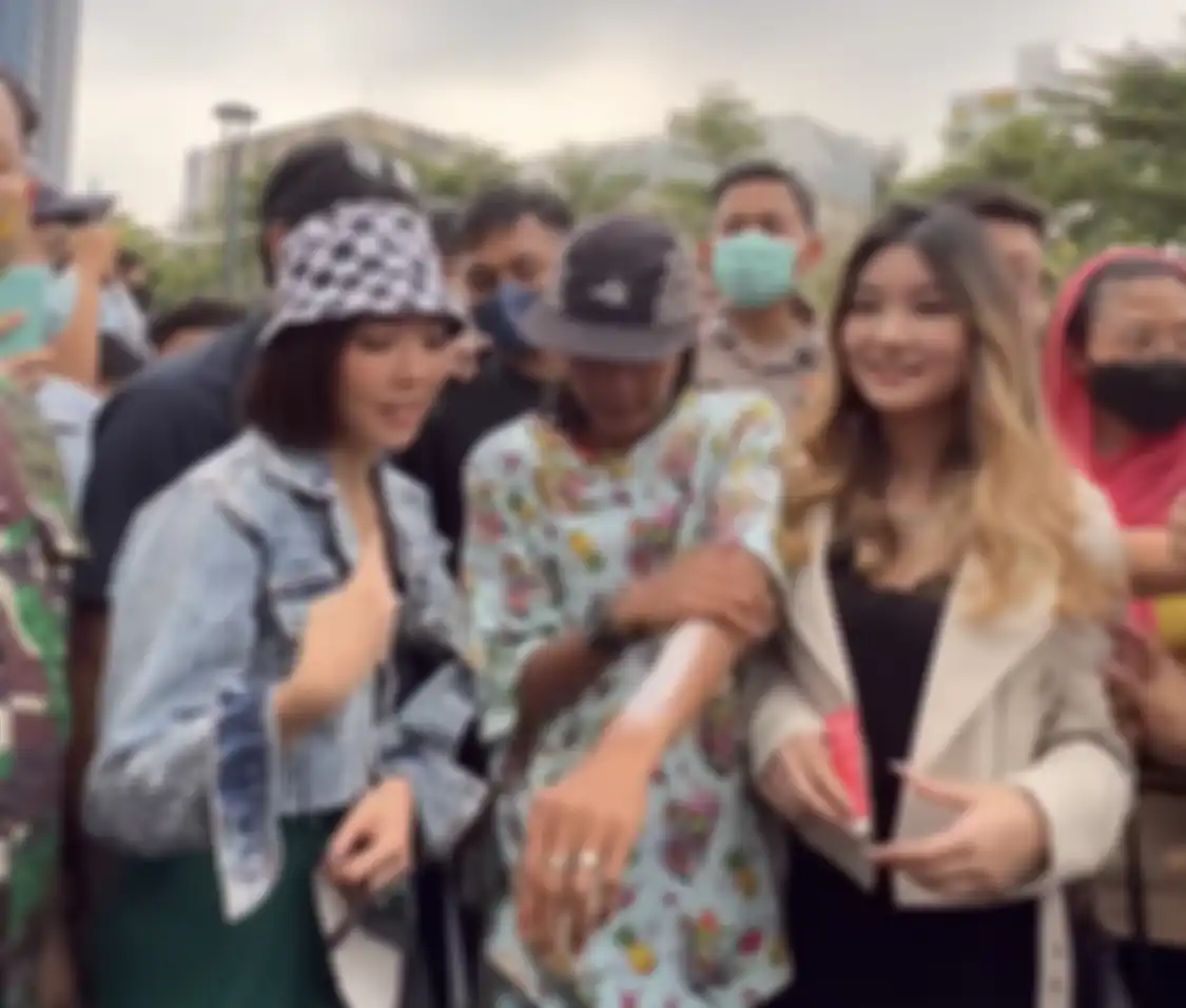 Bonge dapat kerjaan dari Gisel yang datang ke Dukuh Atas. Citayam Fashion Week makin viral gegara rencana Baim Wong. 