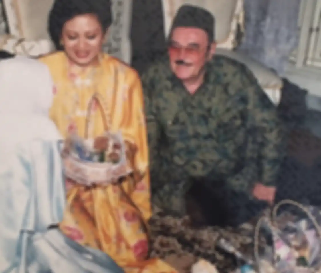 Ayah Tamara saat bersama salah satu istrinya. Foto keluarga sang artis diunggah.