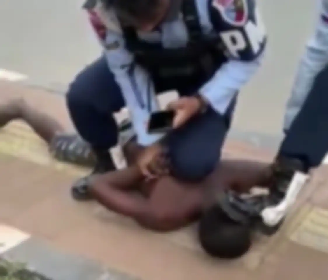 Peristiwa prajurit TNI AU yang menginjak kepala warga Papua viral di media sosial. Foto kejadian ini menuai beragam kecaman. 