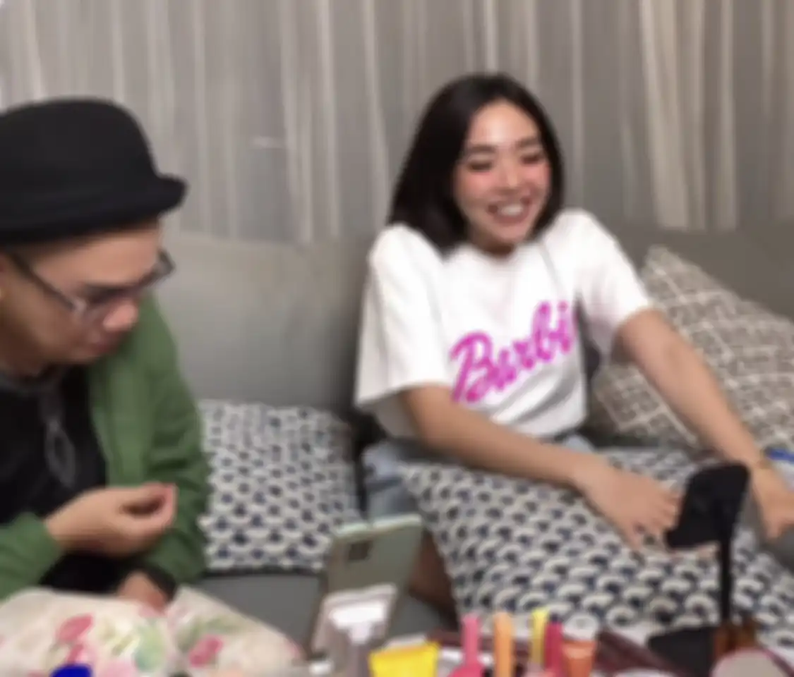 Gisel sampai rela tampil begini pakai kamera HP saking getol cari cuan. Foto ibunda Gempi disorot netizen di media sosial.