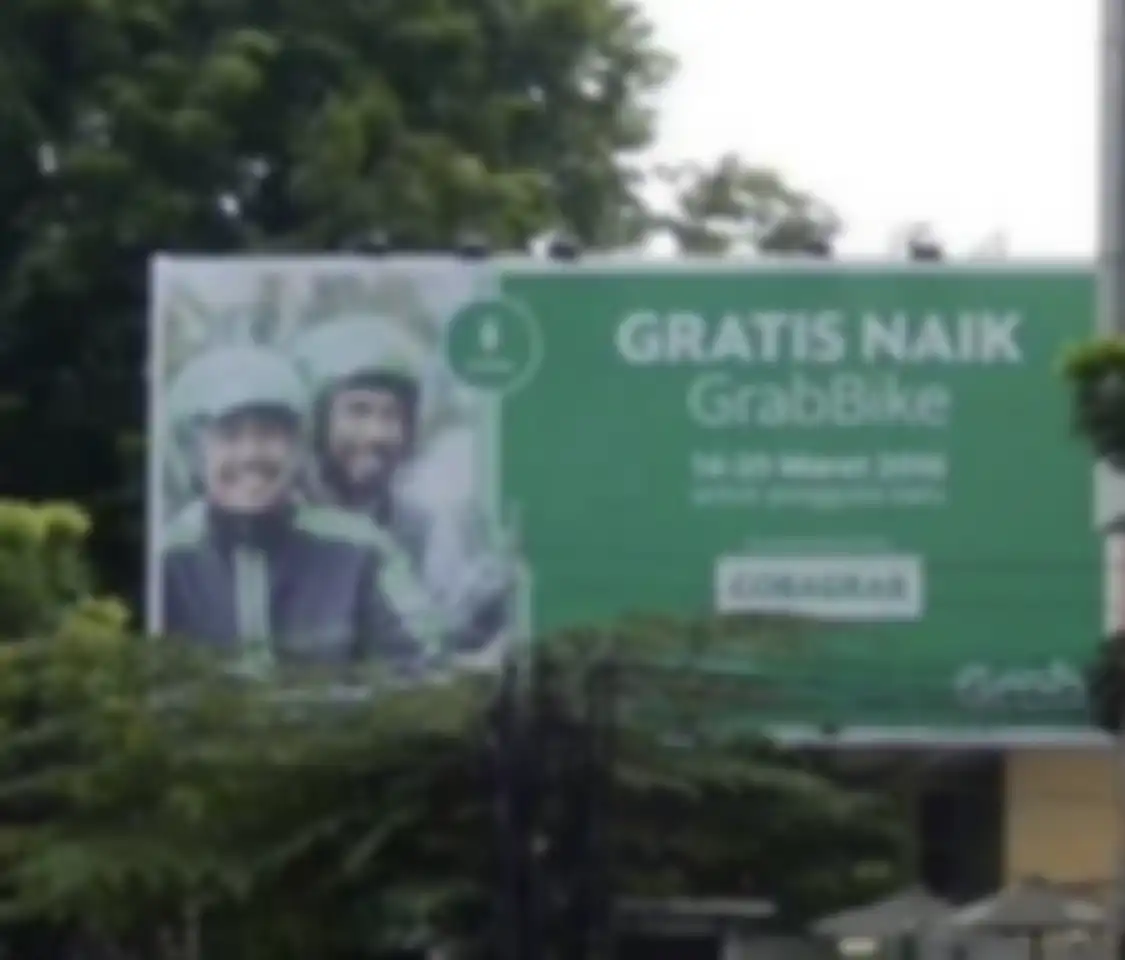 Melihat foto wajahnya sengaja dipasang di iklan billboard, aktor pria ini menagih ganti rugi Rp 50 juta ke Grab Indonesia. 