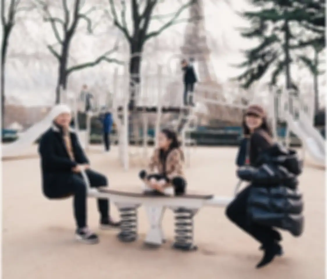 Potret Gading, Giael dan Gempi bergaya di dekat menara Eiffel, Paris, Prancis.