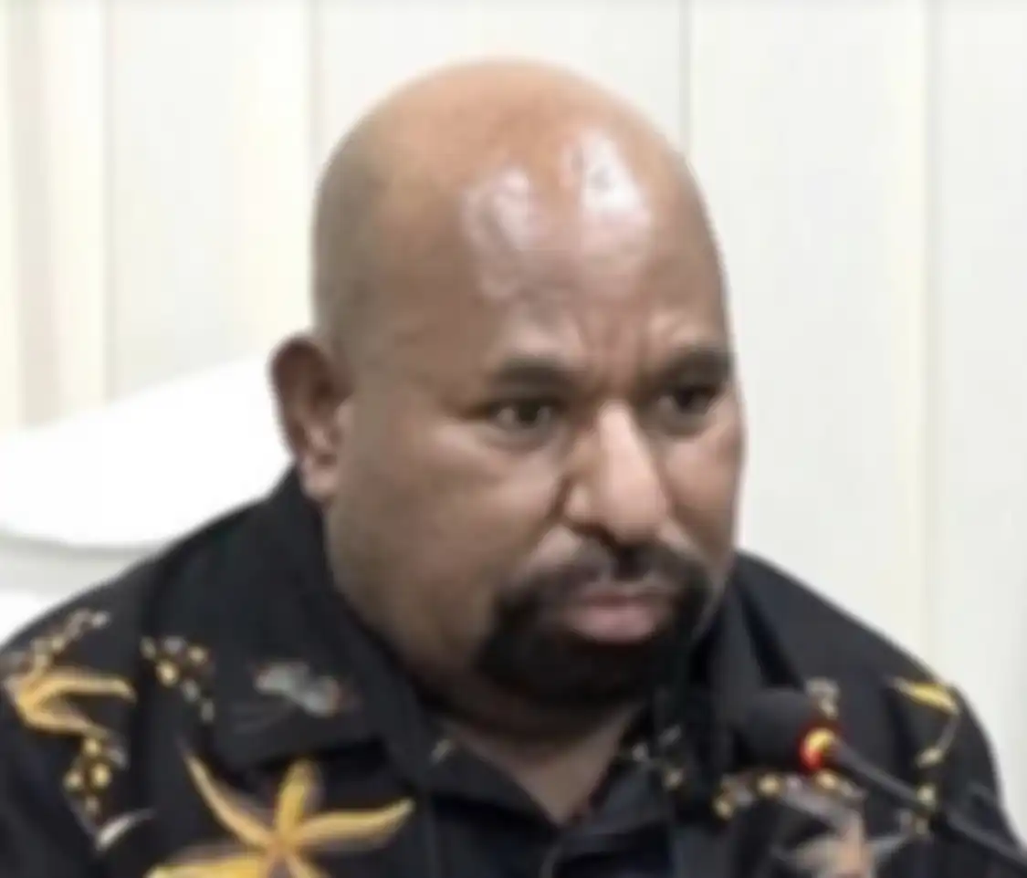Lukas Enembe pernah disemprot Mendagri Tito Karnavian gegara pergi ke Papua Nugini pakai cara begini. Kini jadi tersangka KPK.
