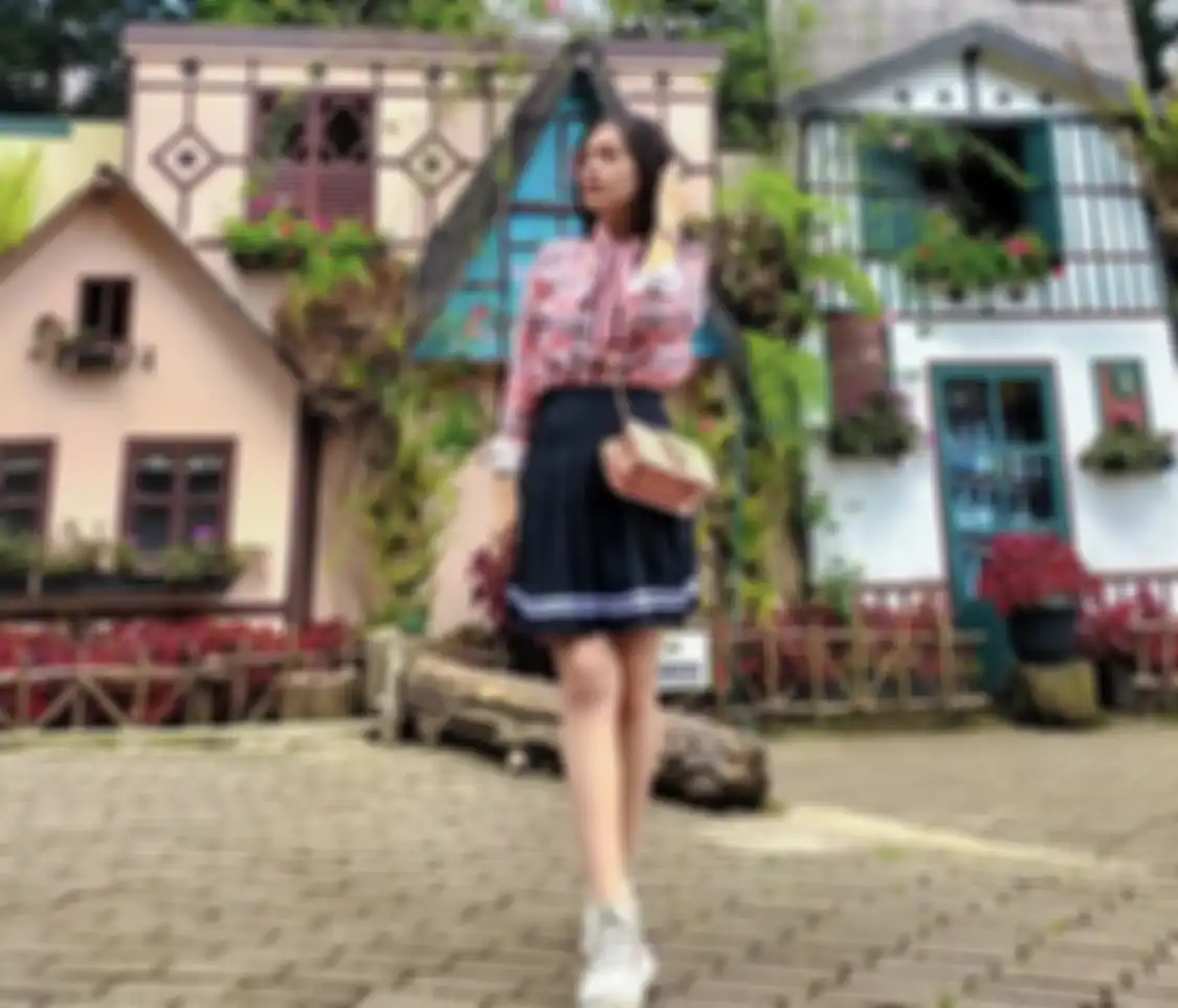 Farmhouse tempat wisata hits di Lembang Bandung yang menyediakan banyak spot foto estetik saat ngabuburit.