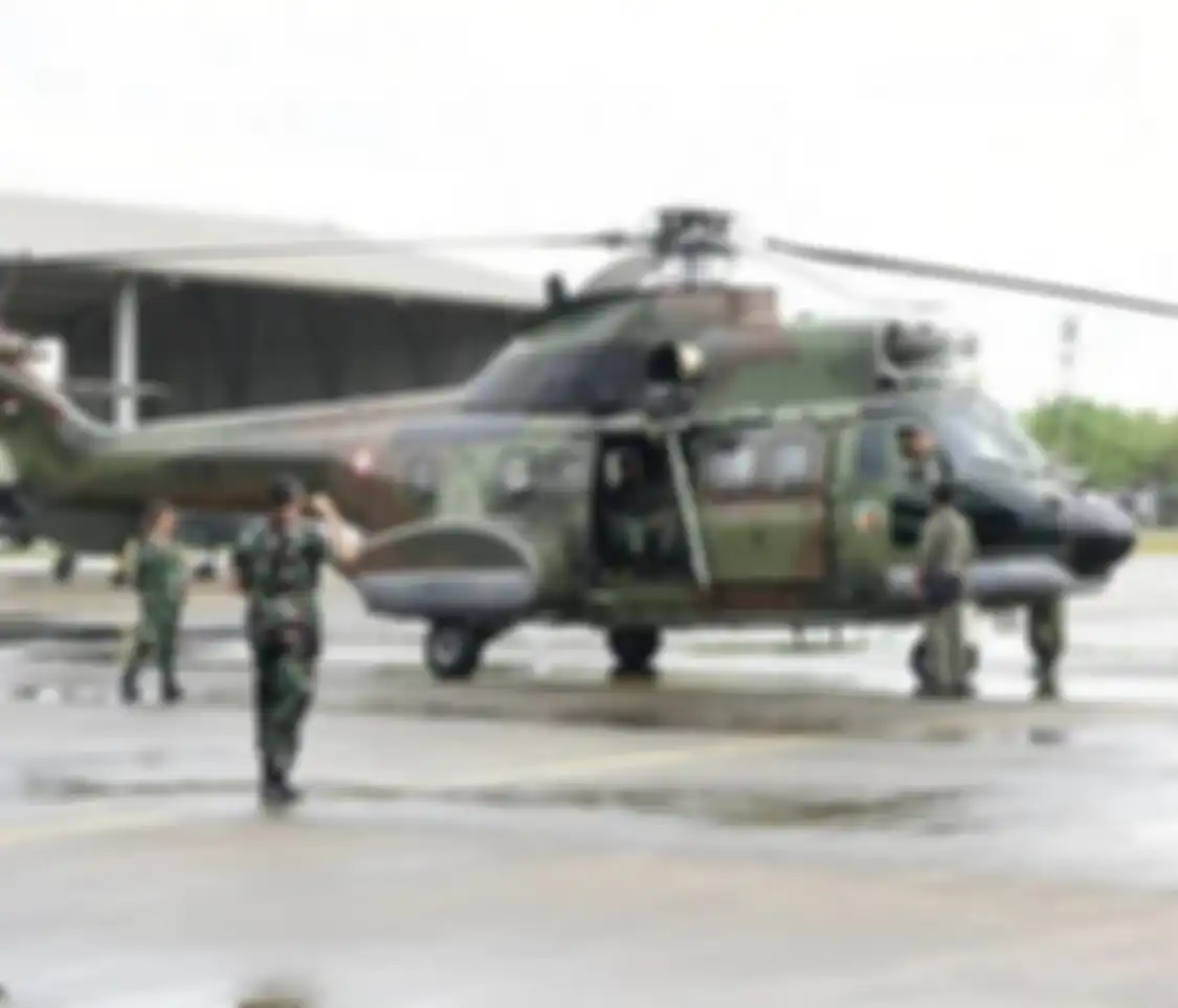 Heli Super Puma TNI berangkat untuk mengevakuasi Irjen Rusdi Hartono yang mengalami kecelakaan di hutan Kerinci.