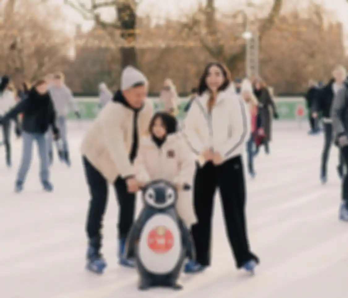 Gisella Anastasia tampak rajin memposting foto liburan bareng Gempi dan Gading Marten di London. Mereka terlihat kian hangat.