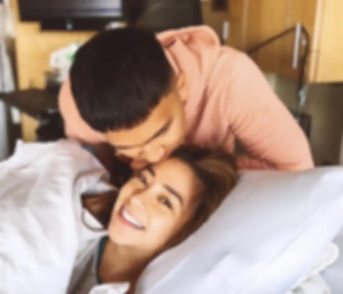Nikita Willy melahirkan di Amerika Serikat. Foto proses bersalinnya mendapat komentar dari adik Kim Kardashian. Begini hubungan mereka. 