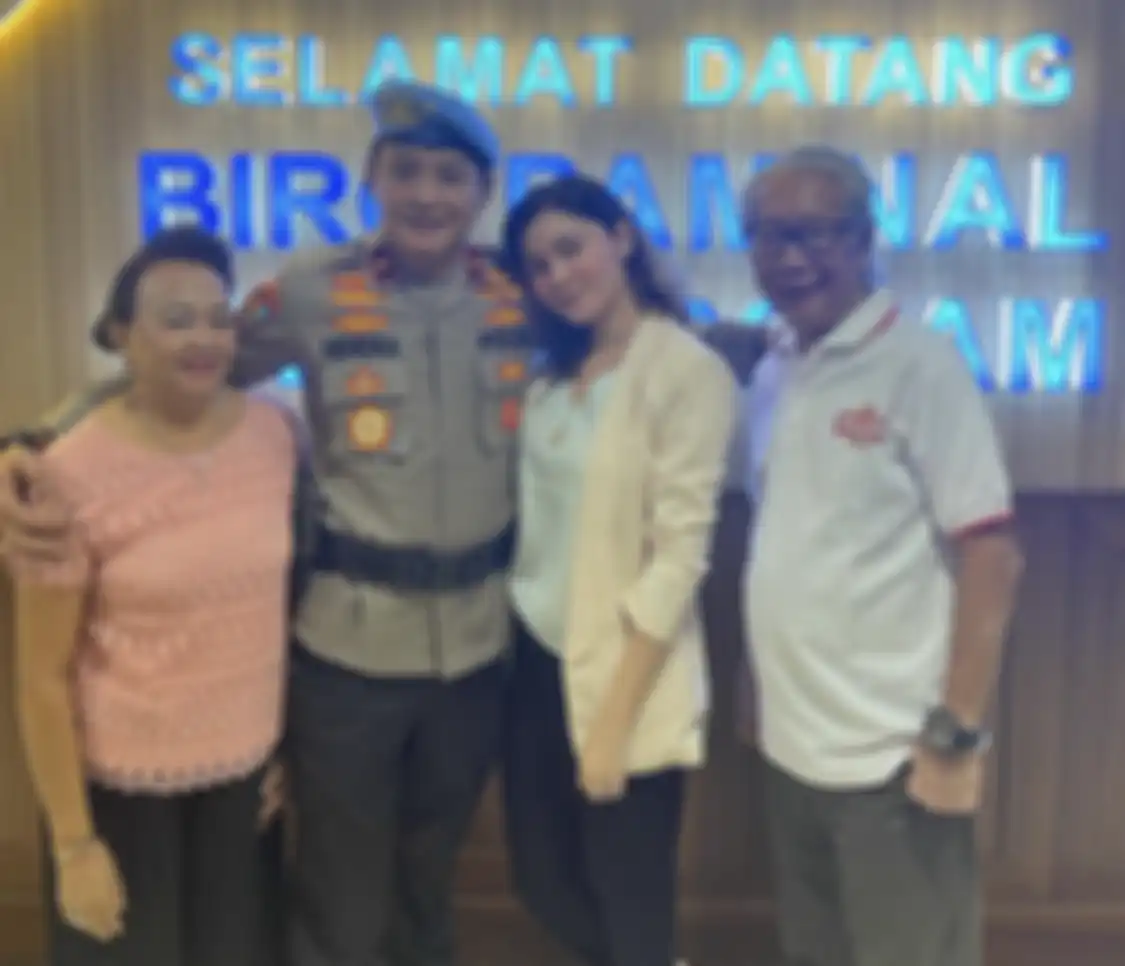 Brigjen Hendra Kurniawan punya peran begini saat urus CCTV kasus Ferdy Sambo. Curhat sang istri viral. Foto keluarganya sempat muncul.