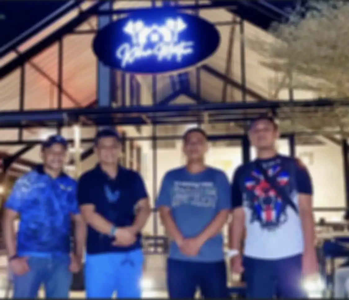 Kombes Yulius bersama anak buahnya di kafe Kebun Mertua. Kafe milik sang pamen Polri dibuka pada Juli 2022.