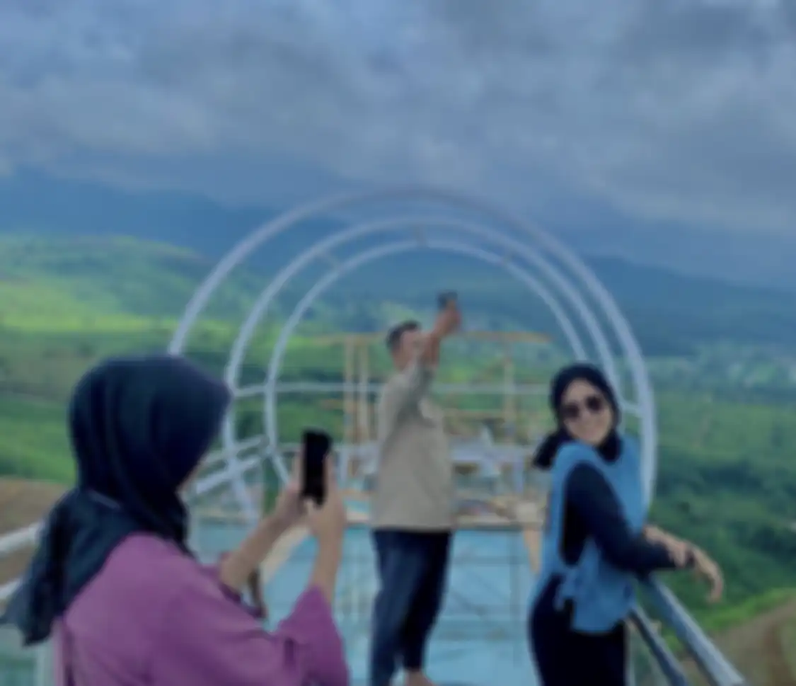 Mencari spot foto selfie yang keren di Kemuning Sky Hills tempat wisata baru di Karanganyar. 