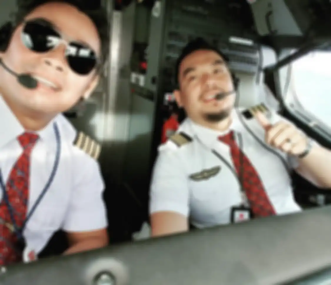 Pilot Lion Air Banga Luhur Insani saat mengawaki pesawat bersama rekannya. 