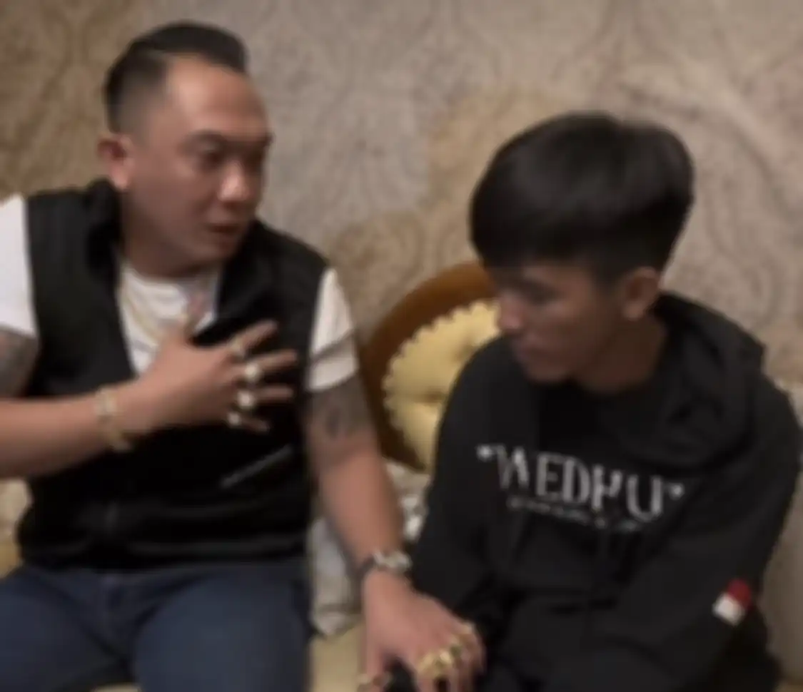 Jhon Lbf saat menawari anak Ibu Eny, Tiko bekerja di perusahaannya. Sayang, tawarn itu telah ditolak Tiko.