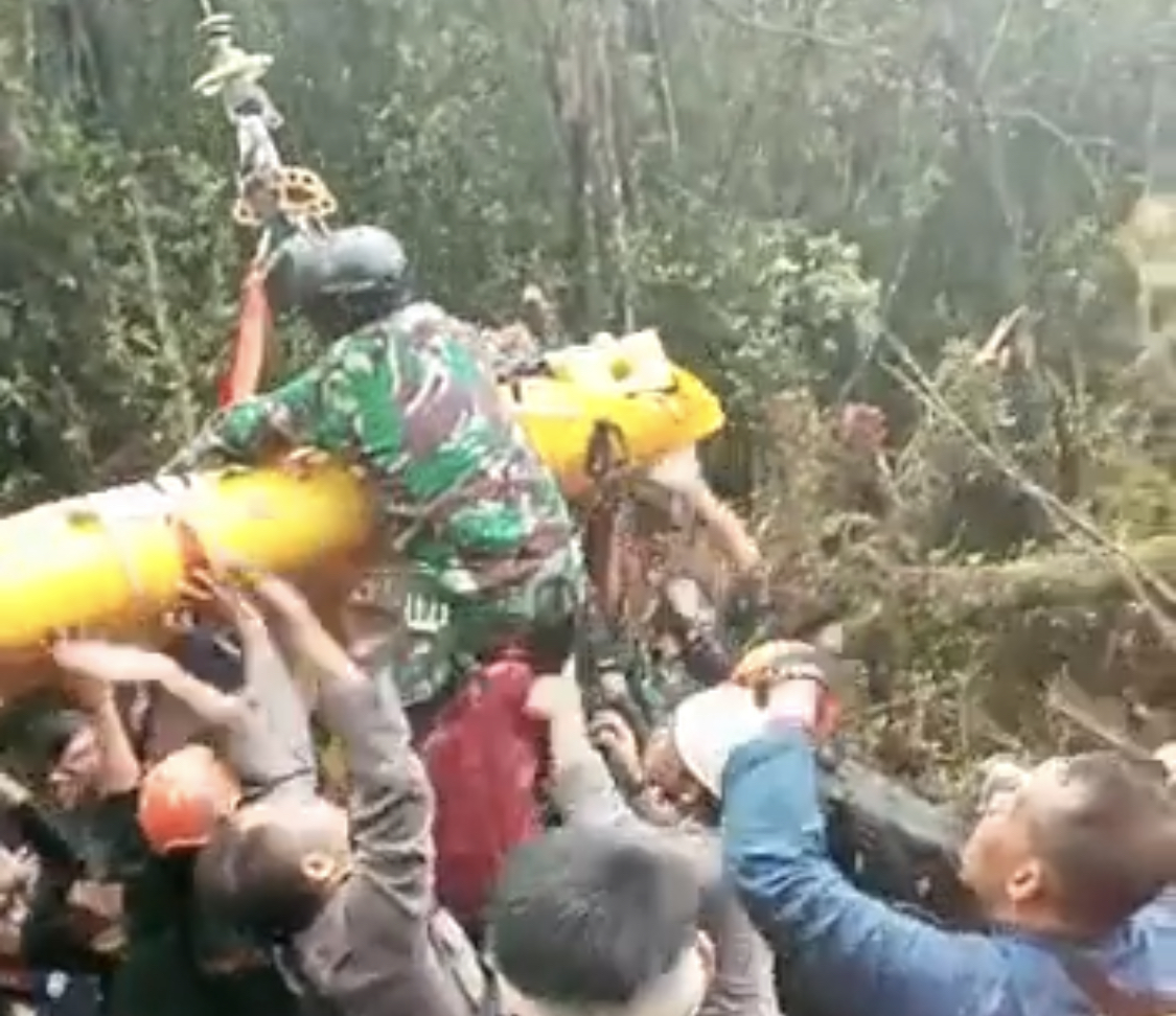 Setelah bertahan hidup selama berhari-hari di hutan Kerinci, Irjen Rusdi Hartono berhasil dievakuasi melalui jalur udara.