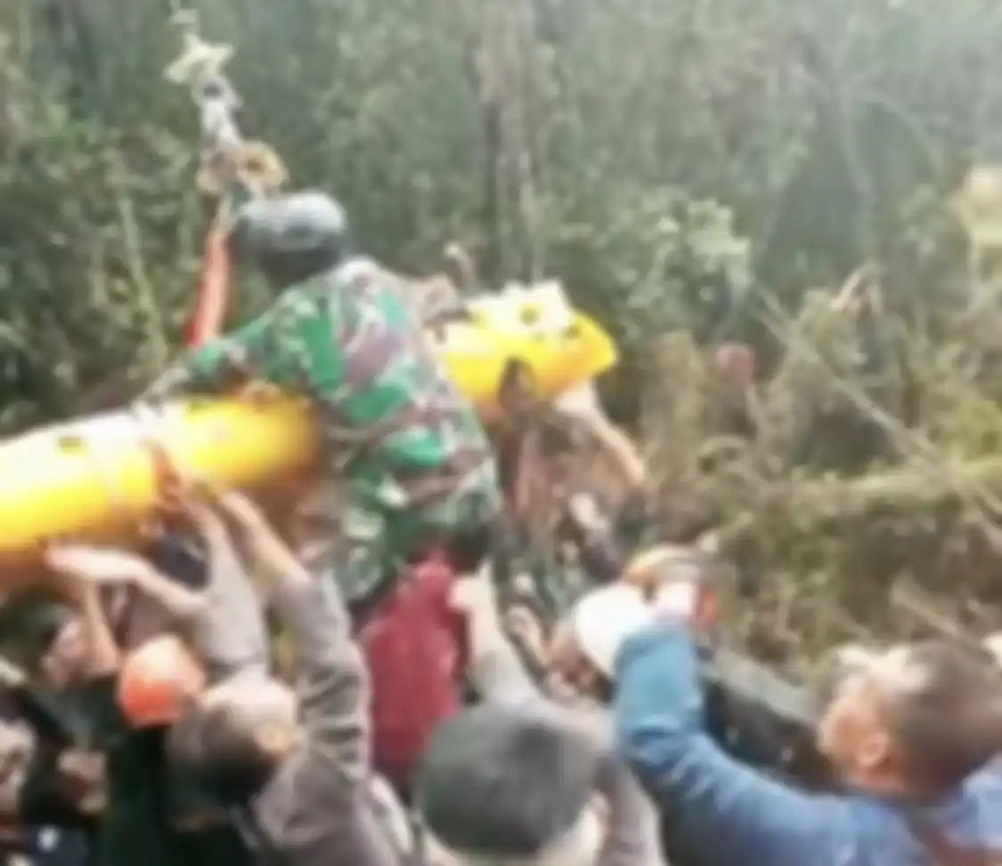 Setelah bertahan hidup selama berhari-hari di hutan Kerinci, Irjen Rusdi Hartono berhasil dievakuasi melalui jalur udara.