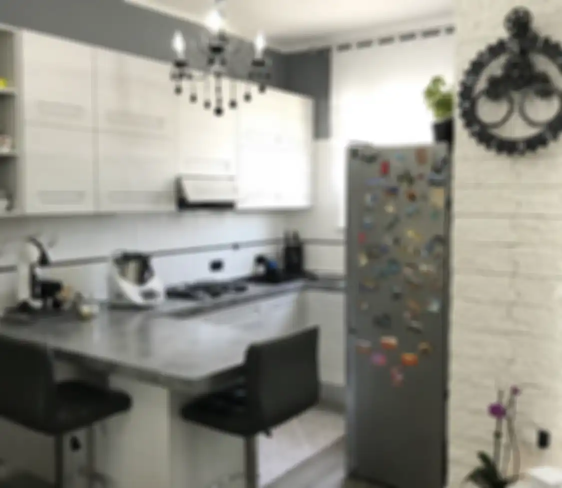 Posisi kulkas mempengaruhi foto tampilan desain dapur ukuran sempit. 