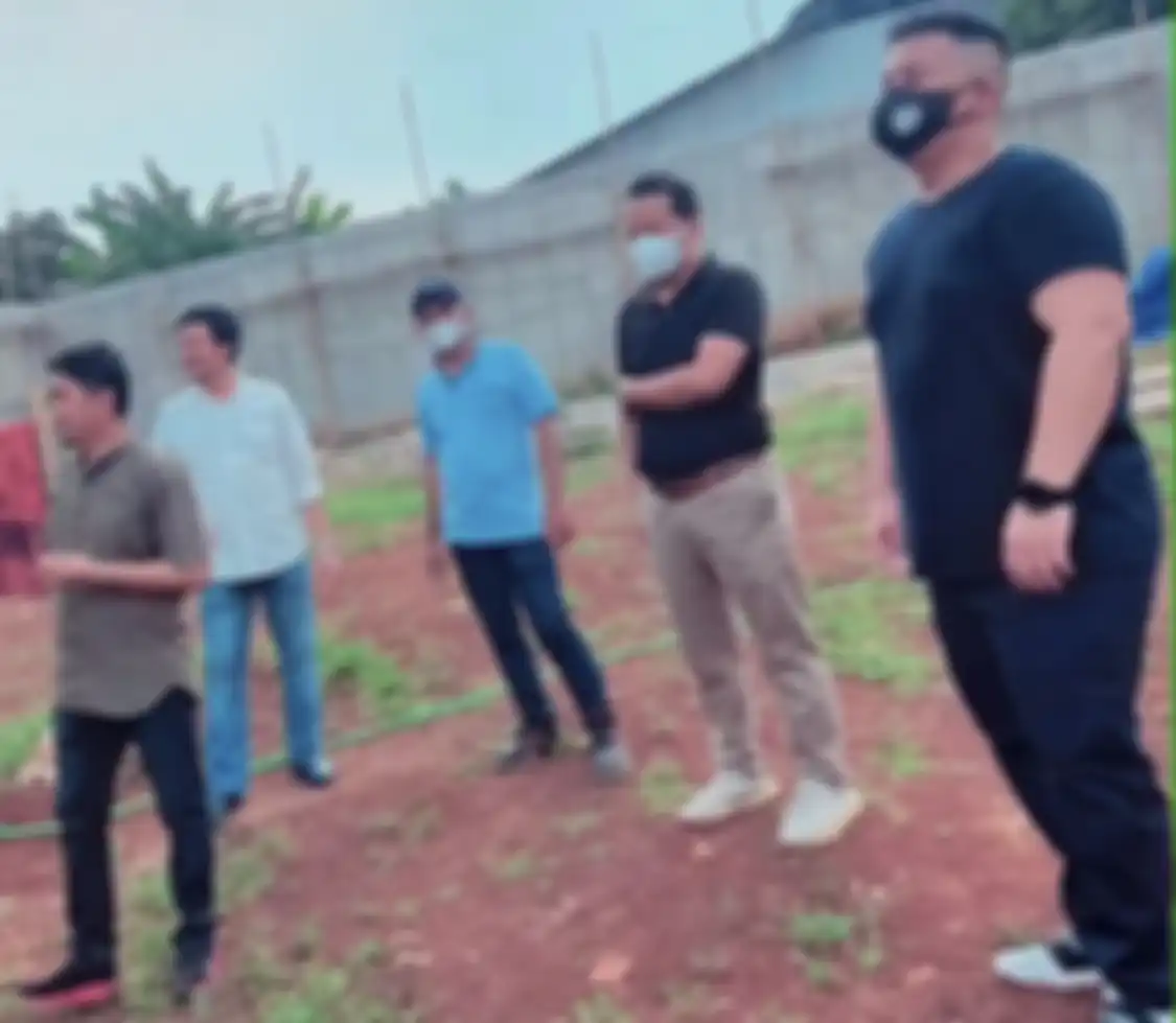 Foto Ustaz Solmed bocorkan proyek baru. Di sisi lain, calo acara pengajian mengakui sudah berkata bohong soal kondisi suami April Jasmine. 