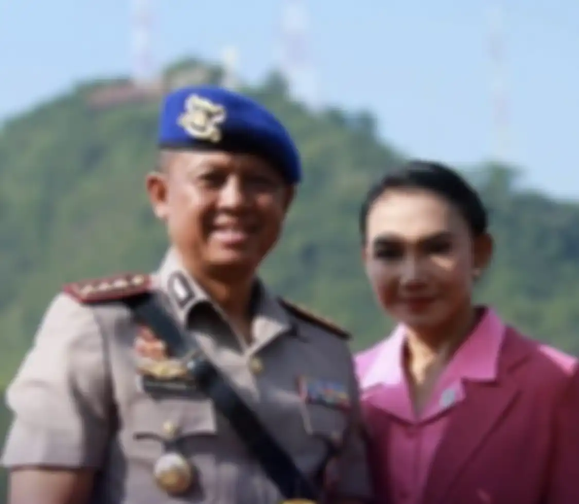 Yulius Bambang Karyanto, polisi berpangkat Kombes diciduk karena narkoba, berpose dengan istri tercinta.