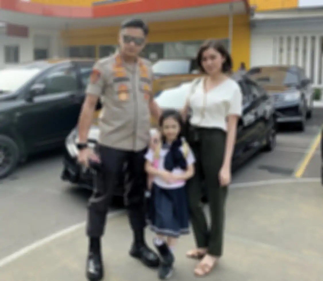 Brigjen Hendra Kurniawan yang sudah 17 tahun berkarir di Paminal Divisi Propam punya mobil pribadi dengan cara begini. Foto istrinya disorot.