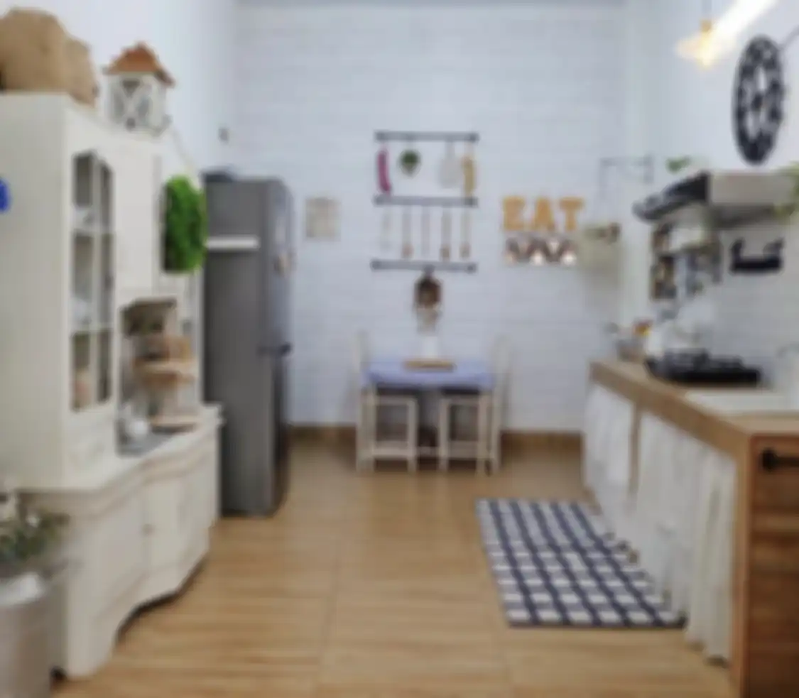 Foto interior desain dapur warna putih terlohat lebih lega karena gaya berbeda. Cocok buat pemilik rumah minimalis. 