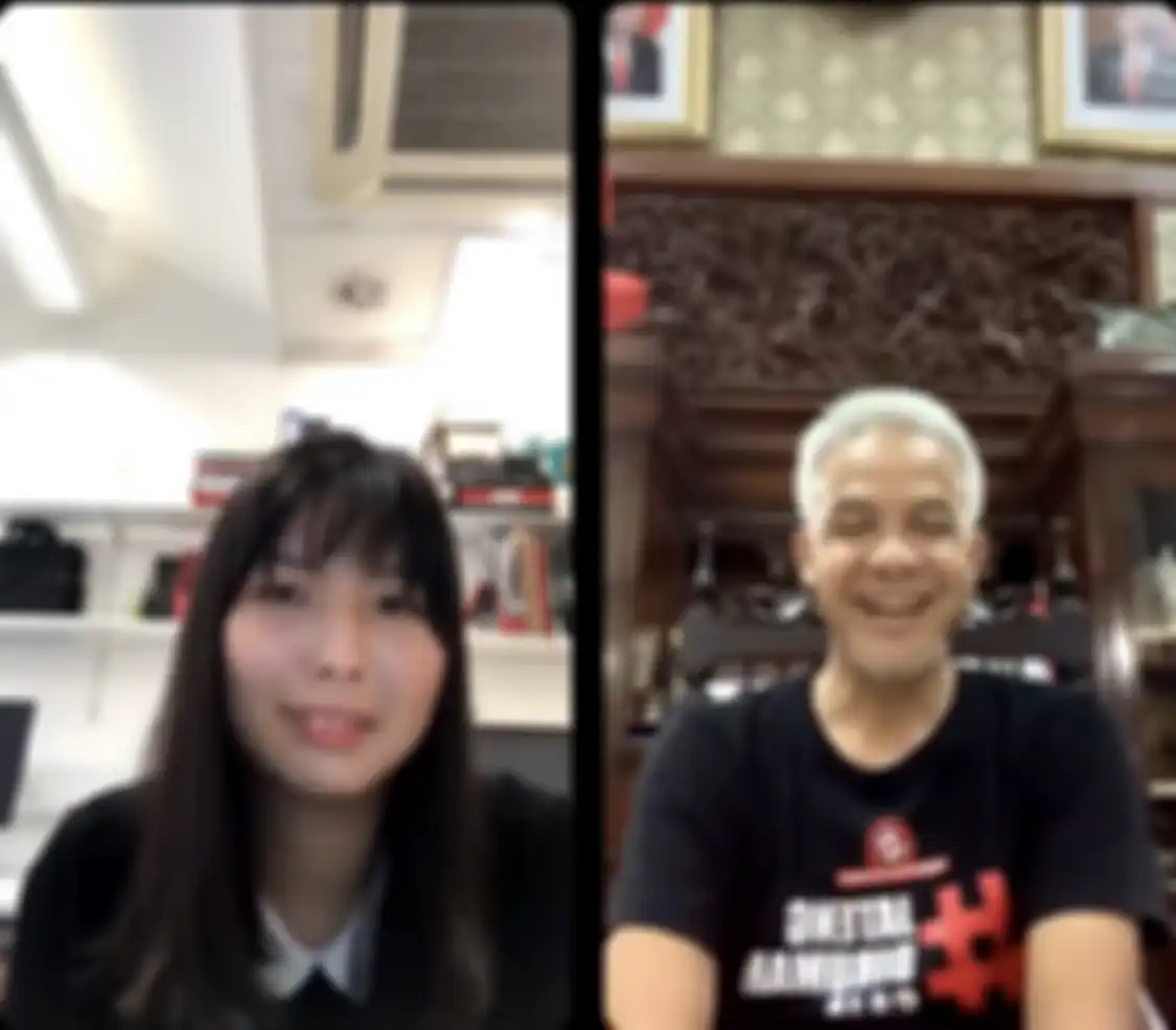 Carina Joe saat mengobrol dengan Ganjar Pranowo. Carina Joe salah satu peneliti Indonesia yang berhasil menemukan cara produksi massal dari vaksin AstraZeneca. 