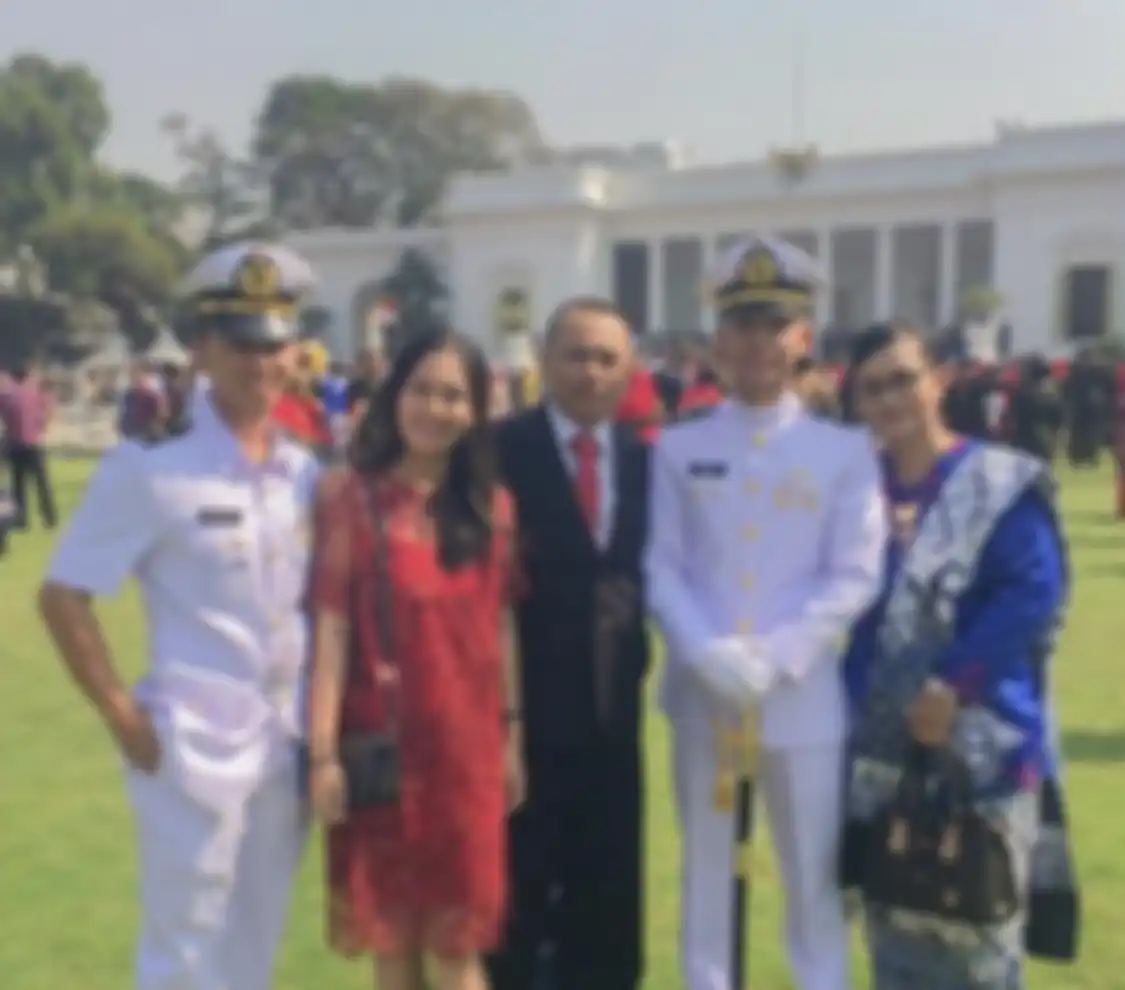 Lettu Laut (P) Judistira Eka Permady pilot pesawat TNI AL yang gugur meninggalkan istri yang sedang hamil tua. Foto keluarganya beredar. 