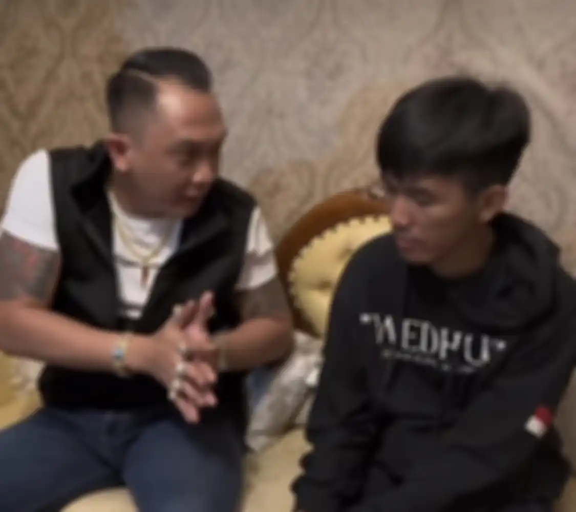 Tawaran Jhon Lbf telah ditolak Tiko. Alasannya, anak muda berusia 23 tahun itu ingin fokus merawat ibunya di rumah sakit.