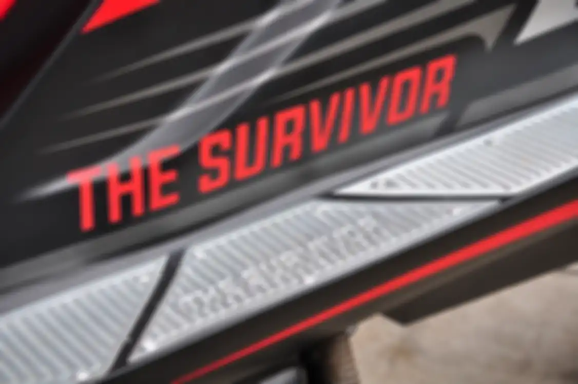 Pijakan kaki dengan tulisan ‘THE SURVIVOR’, nama untuk BeAT ini, yang dibuat menggunakan metode laser cutting
