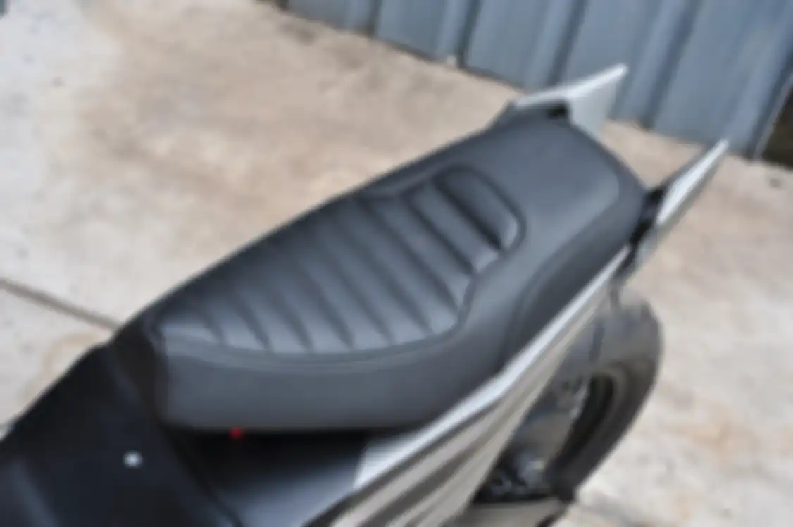 Modifikasi Honda BeAT jadi motor listrik, jok bermotif dua tekstur, tapi hanya mampu memboyong satu orang