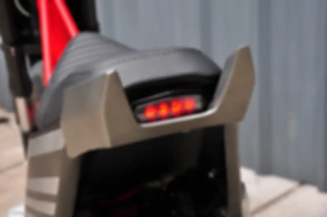 Modifikasi Honda BeAT jadi motor listrik, stoplamp LED 3 in 1 tersembunyi secara apik di buritan skutom ini.