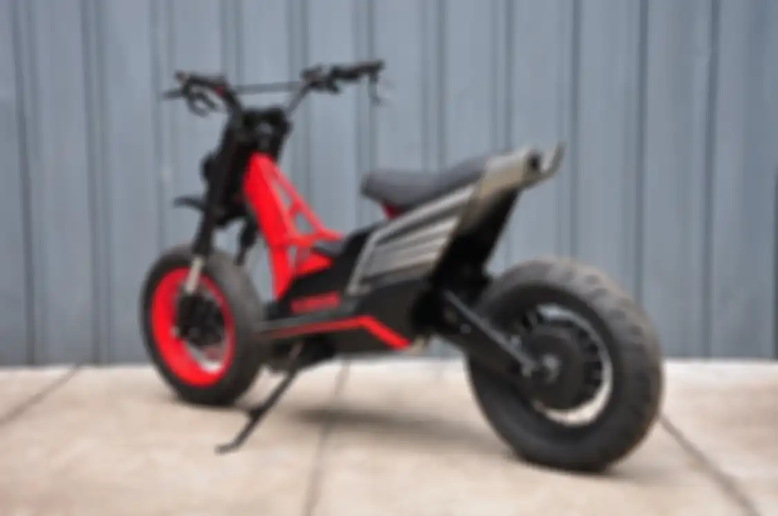 Modifikasi Honda BeAT BeAT jadi motor listrik custom ala motard.