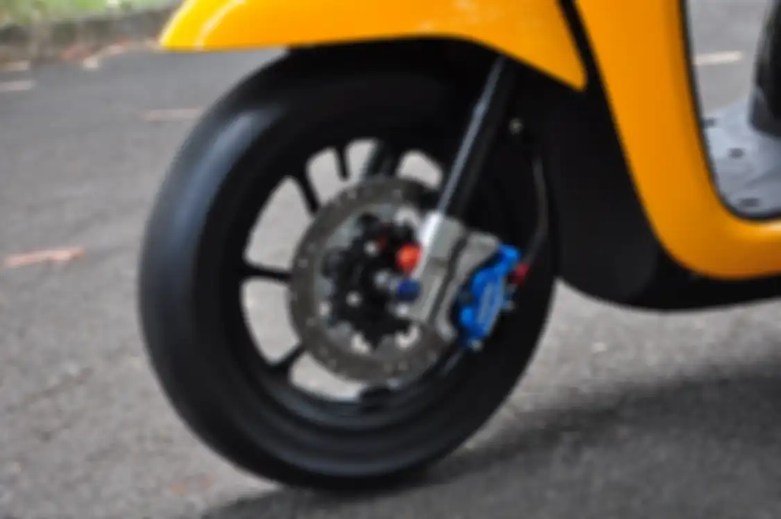 Kaliper Nissin biru yang telah terpasang di Scoopy ini menarik perhatian Kevin, karena serupa dengan kaliper dari Spoon