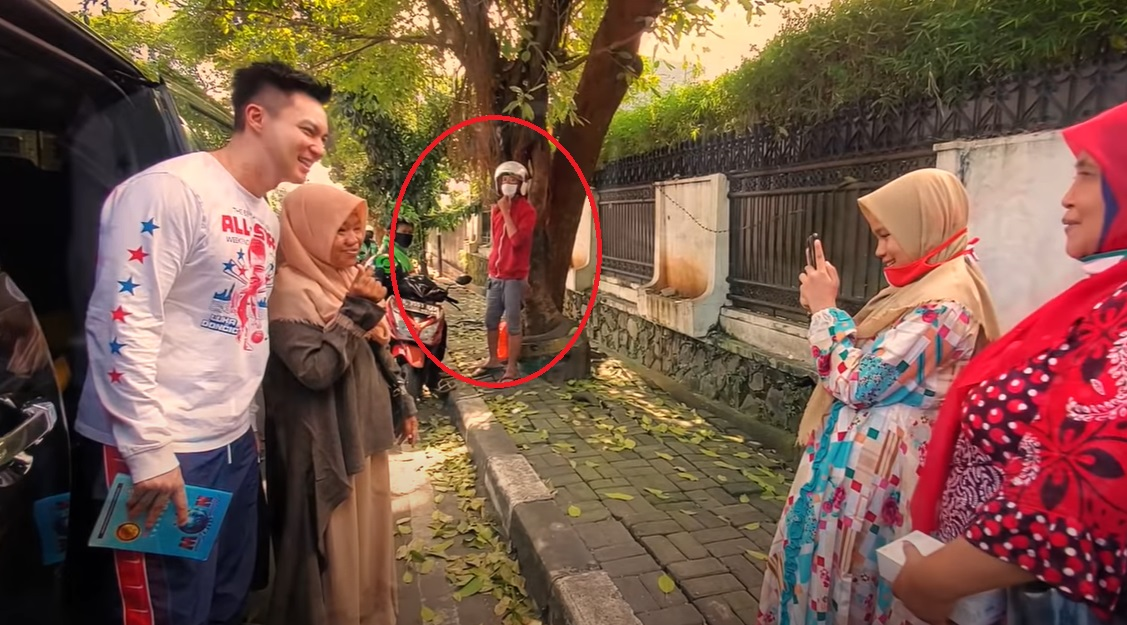 Artis Baim Wong kembali murka karena driver ojek online (ojol) yang pura-pura pingsan beberapa waktu lalu masih meneror dirinya.