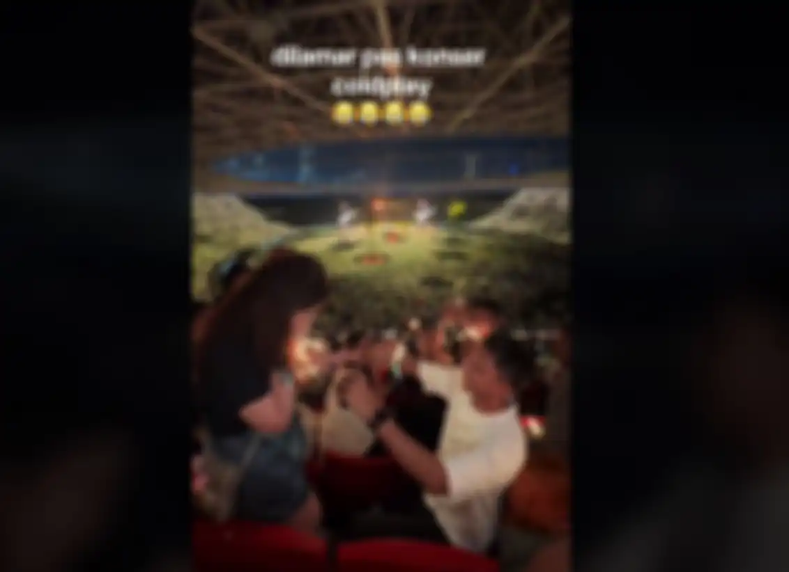 Momen romantis dilamar saat konser coldplay