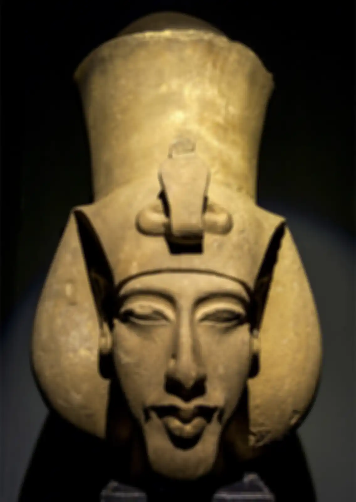 Meskipun pemerintahan Akhenaten mengalami reformasi agama besar-besaran dan perkembangan artistik tertentu, warisannya hancur di bawah firaun kemudian. Putra Akhenaten, Tutankhaten, mengembalikan Amun yang dipermalukan sebagai raja para dewa, dan dia mengganti nama dirinya menjadi Tutankhamun. 