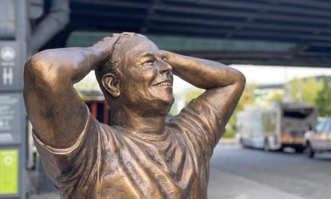 Patung Elon Musk yang dibuat perusahaan investasi Public.com untuk kado ulang tahun Musk ke-50 tahun.