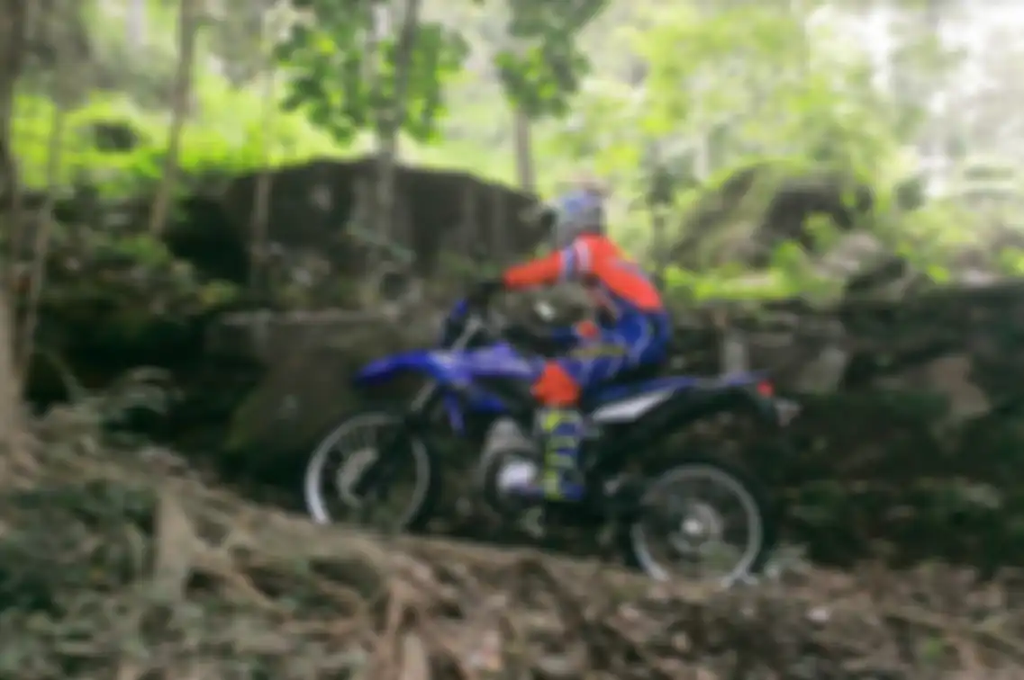 Muzakir menjajal performa Yamaha WR 155R saat diajak trabas mendaki dan menuruni bukit.