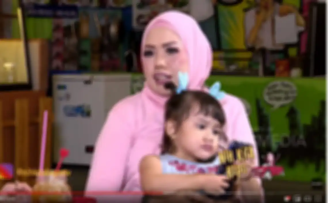 Elly sugigi adopsi anak keturunan bule