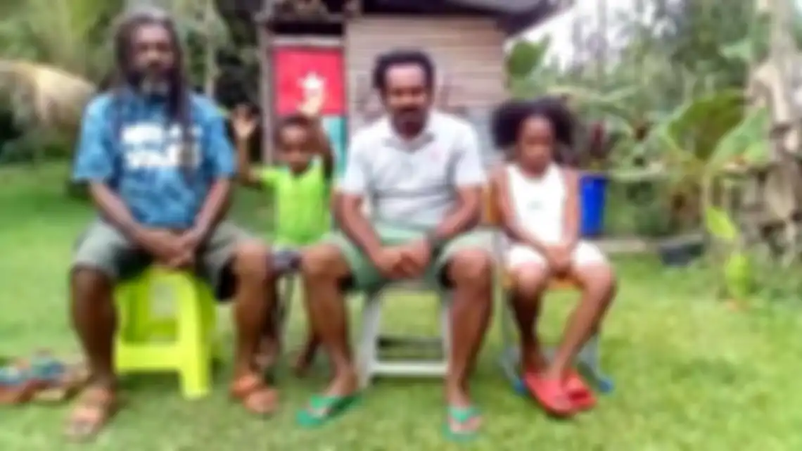 Jubir OPM Sebby Sambom (kanan) dalam sebuah wawancara. Sebby mengaku ketakutan usai dirampok sesama anggota KKB Papua.