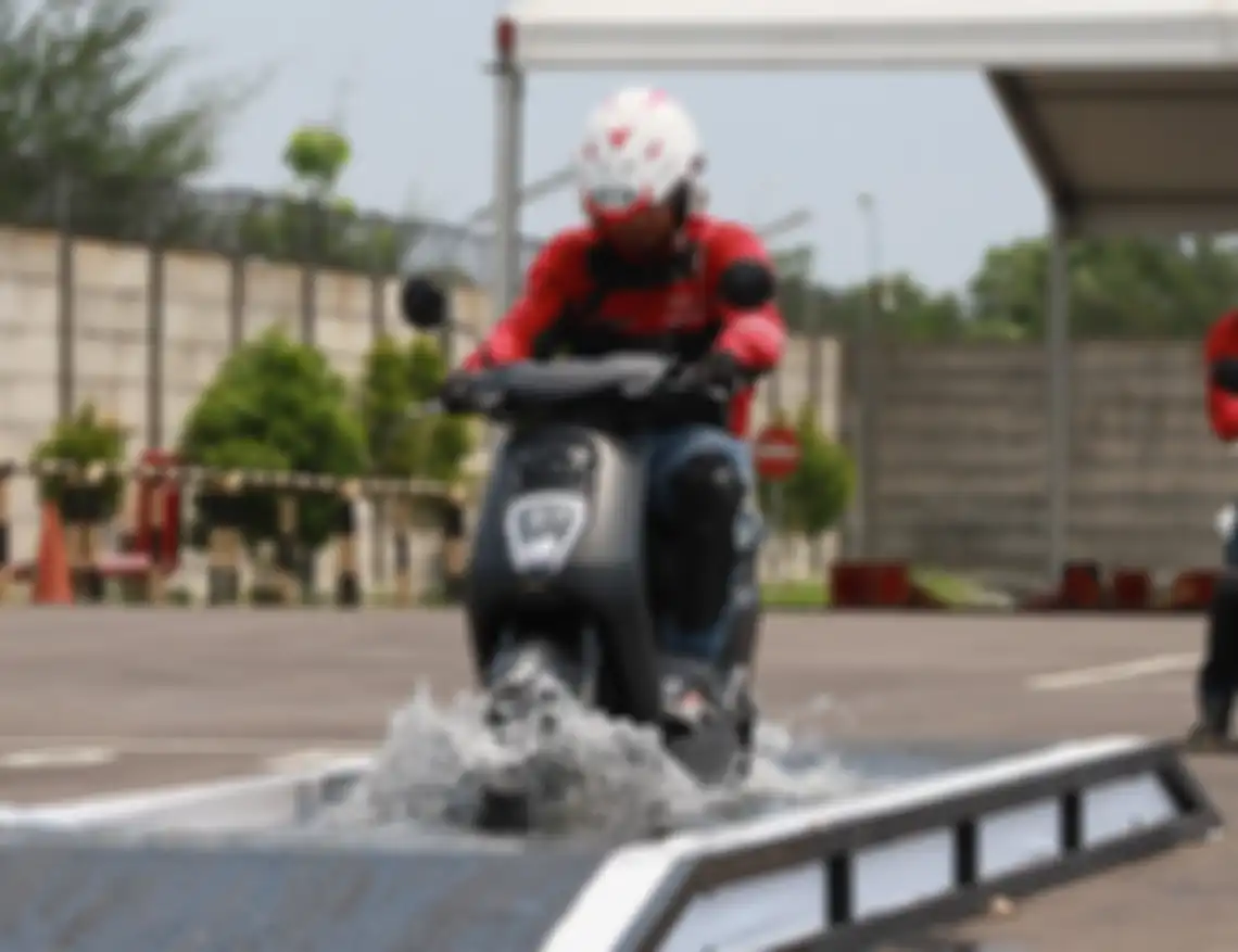 Motor listrik Honda EM1 e: saat diuji melewati genangan air.